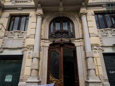 Quello inferiore, che custodisce il pesante portale ligneo, � costituito da due colonne su piedistallo...